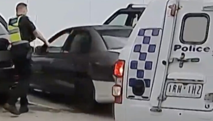 POLİS ARACINA ÇARPTI VE KAÇTI Görüntüler yayınlandı – VİDEO