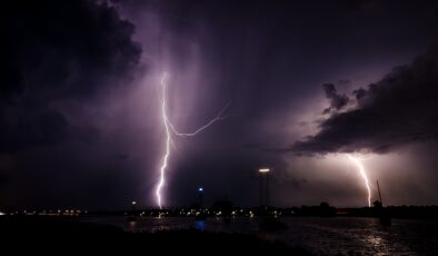 MELBOURNE’DA BİR EVİN ÜZERİNE YILDIRIM DÜŞTÜ İki kişi yaralandı