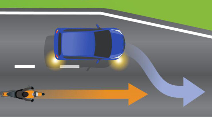 Motosikletle araba arasında geçiş hakkı kimde?