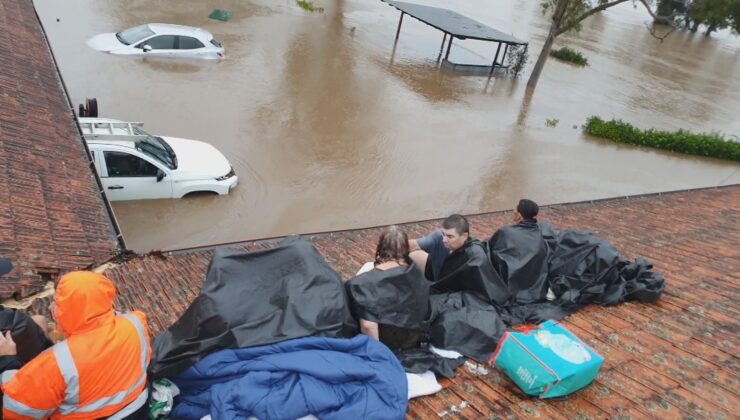 SELDE ÖLENLERİN SAYISI 8 OLDU Bir kasaba tamamen sular altında VIDEO