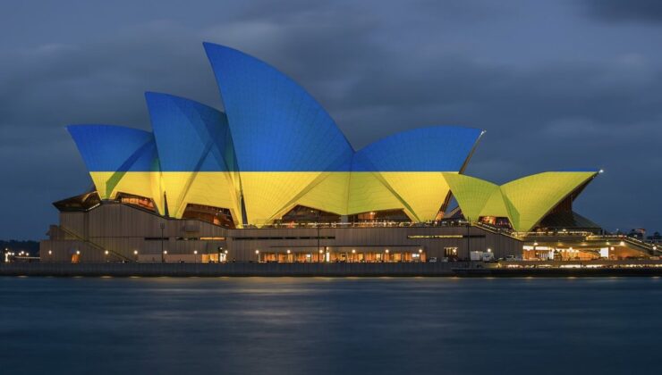 Sydney Opera Binası MAVİ VE SARI ile aydınlatıldı