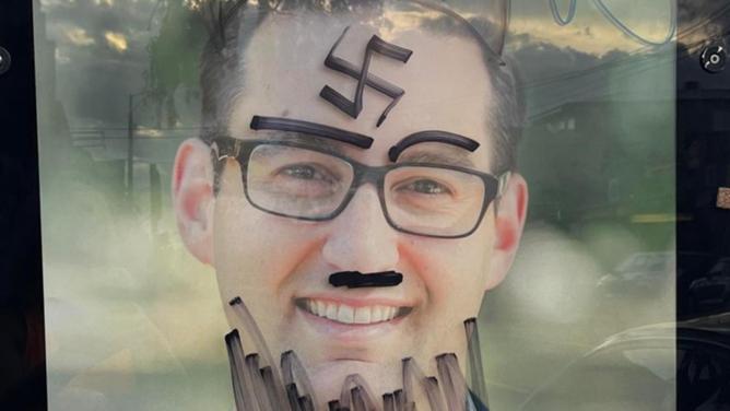 FEDERAL MİLLETVEKİLİNE VANDALİZM Gamalı haç ve Hitler bıyığı