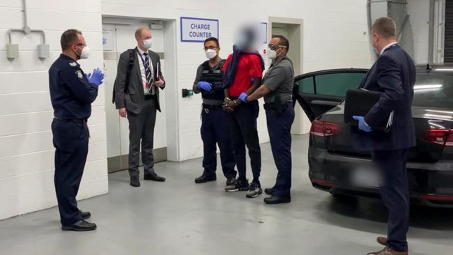 CİNAYET – Melbourne’un kuzey semtlerinden 5 kişi tutuklandı