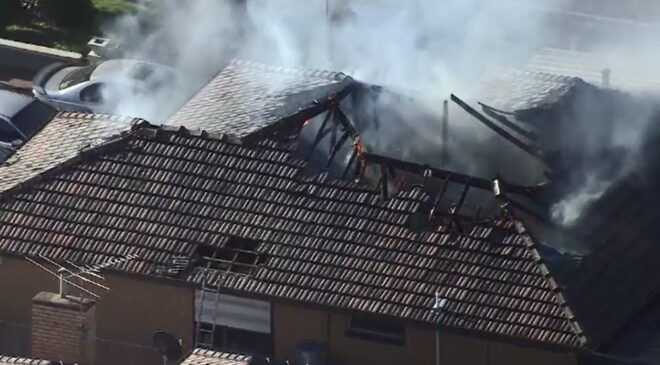 6 YAŞINDA KIZ KURTARICI OLDU Melbourne yangınında bir ev kül oldu