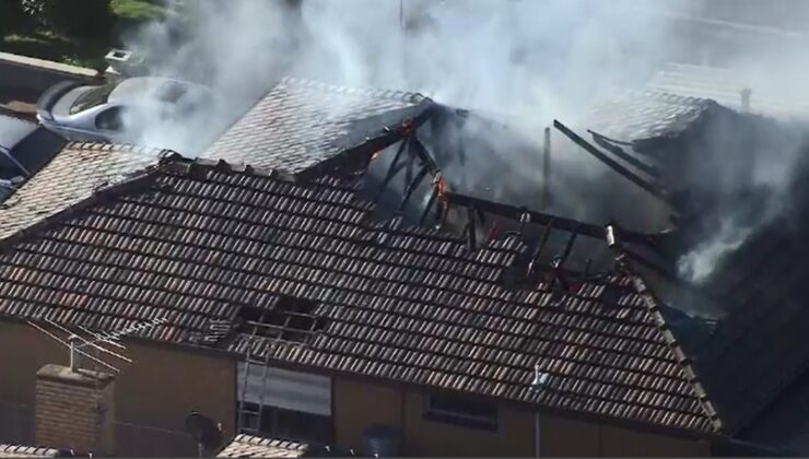 6 YAŞINDA KIZ KURTARICI OLDU Melbourne yangınında bir ev kül oldu