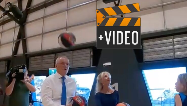 SEÇİMLER ÖNCESİ İLGİNÇ ANLAR Başbakanın yüzüne gelen top VIDEO