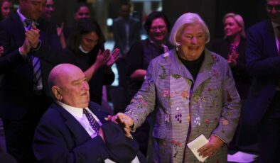 62 YILLIK KARIMA HAYIR DİYEMEDİM Victoria’ya $100 milyon bağış