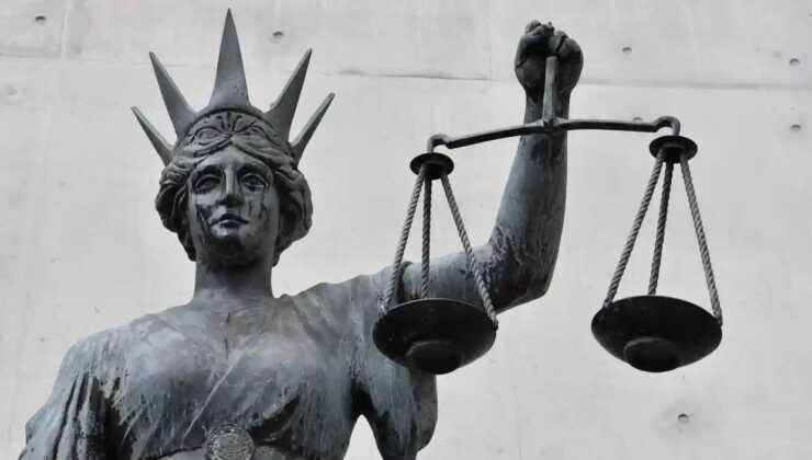 Kucağında bebekle araba kullanan sürücü hapse atıldı