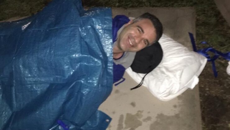 RESİMDEKİ EYALET BAŞBAKANI Soğuk bir gecede dışarıda uyuyacak!