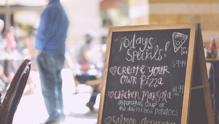 Restoranların hafta sonları veya resmî tatillerde daha fazla ücret istemesi yasal mı?