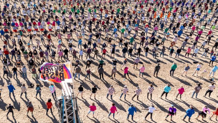 AVUSTRALYA’NIN ÇÖLÜNDE DANS REKORU Neden düzenlendi!