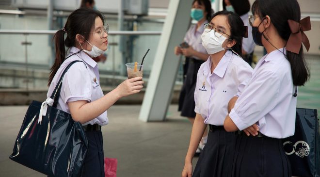 MELBOURNELÜ VELİLERİN KAFASI KARIŞTI Öğrenciler MASKE takacak mı?