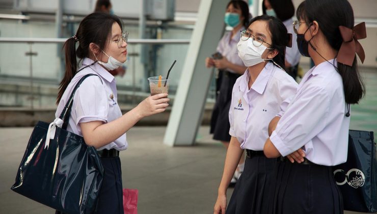 MELBOURNELÜ VELİLERİN KAFASI KARIŞTI Öğrenciler MASKE takacak mı?