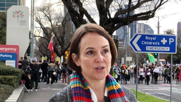 AŞI KARŞITLARI HASTANE ÖNLERİNDE