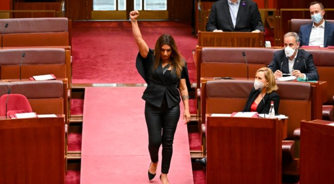 SENATOYU KARIŞTIRAN YEMİN Kraliçe için ne dedi? VIDEO HABER