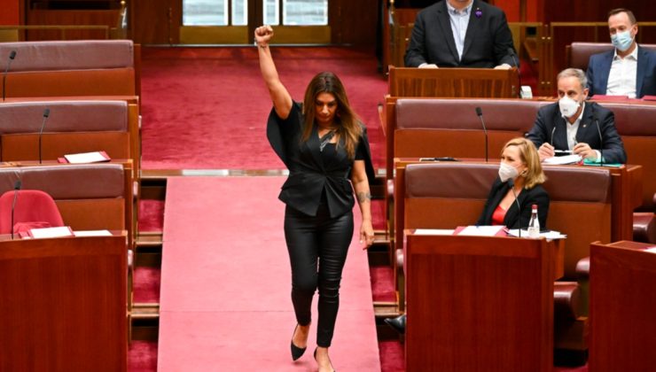 SENATOYU KARIŞTIRAN YEMİN Kraliçe için ne dedi? VIDEO HABER