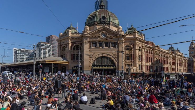 Bayrak yakıldı, kırmızı boya atıldı MONARŞİYE SON
