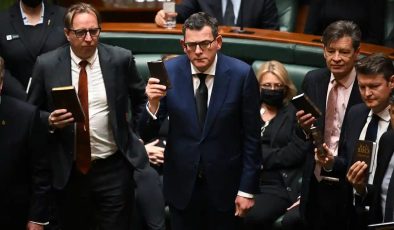 Milletvekilleri tekrar yemin etti ‘bazıları zorla’