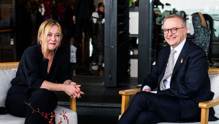 ALBANASE AŞIRI SAĞCI İTALYAN BAŞBAKANI İLE