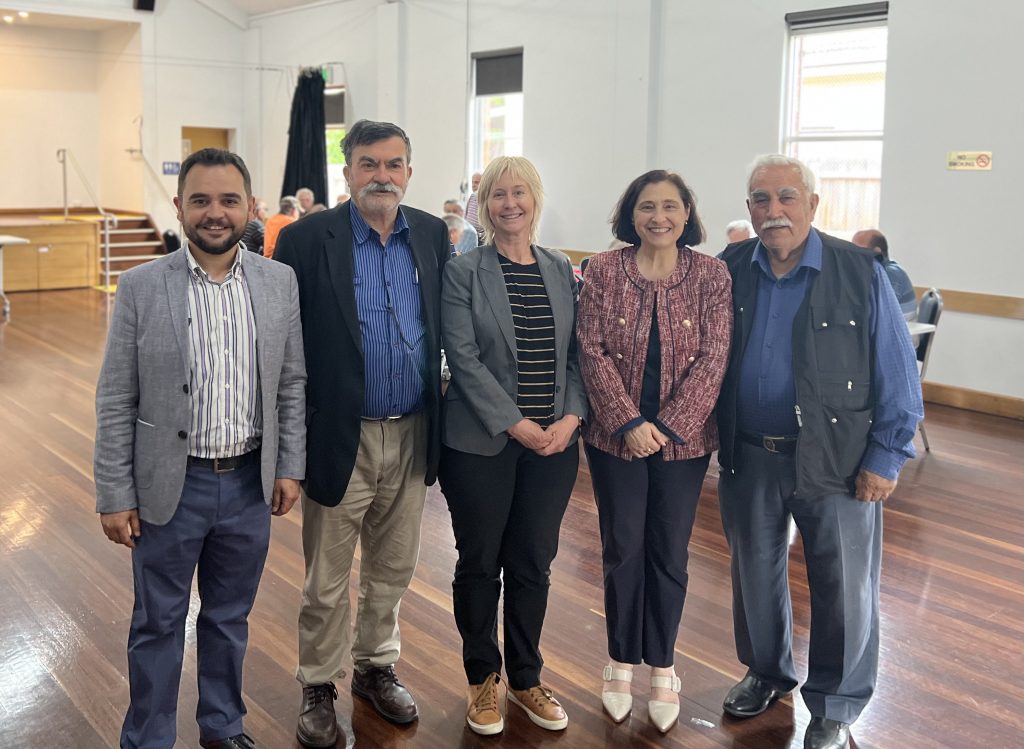 Mustafa Yılmaz, Sucettin Ünal, Bronwyn Halfpenny, Lily D'Ambrosio ve Ramazan Altıntaş Whittlesea Türk Yaşlı ve Emekliler Cemiyeti ziyareti. 