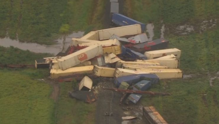 YÜK TRENİ DEVRİLDİ