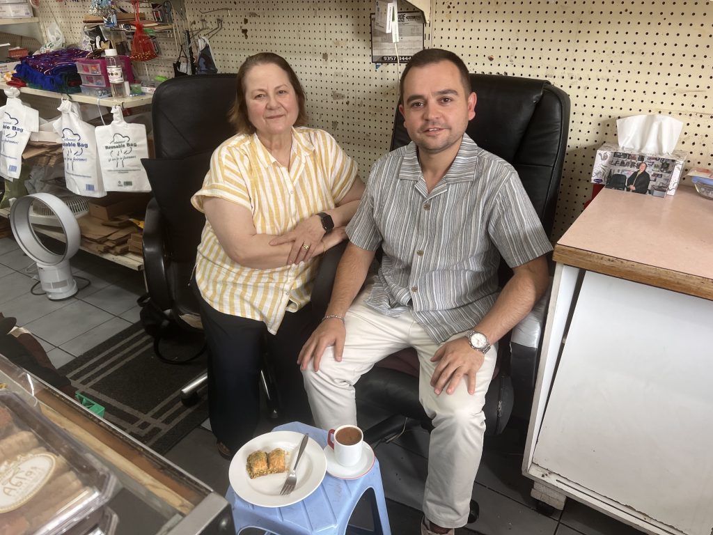 1975 yılında adım attığı Avustralya'da "non-stop" bugüne değin çalıştığını aktaran Fatma Genç, "Kasım ayının 28'inde 1975 yılında Avustralya'ya geldim. O günden beri maalesef ki durmadan çalışıyorum. Çok fazla çalıştım, çok yoruldum ama mutluyum.