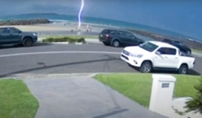 9 yaşındaki çocuğa yıldırımın çarptığı an kapı zili kamerasına yansıdı