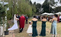 MELBOURNE –  NEFESLERİ KESEN BİR ORTAMDA DÜNYA EVİNE GİRDİLER! Muhteşem kır düğünü