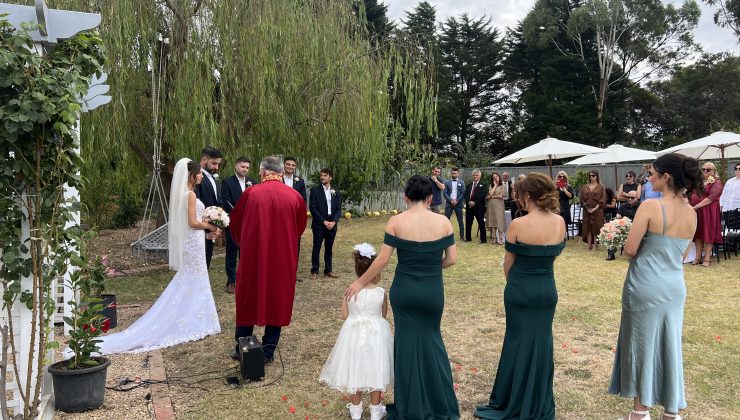 MELBOURNE –  NEFESLERİ KESEN BİR ORTAMDA DÜNYA EVİNE GİRDİLER! Muhteşem kır düğünü