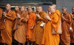 32 keşiş aylarca yürüyecek MÜSLÜMAN BİR ÖĞRETMENİN EVİNDE KALACAKLAR