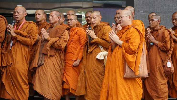 32 keşiş aylarca yürüyecek MÜSLÜMAN BİR ÖĞRETMENİN EVİNDE KALACAKLAR