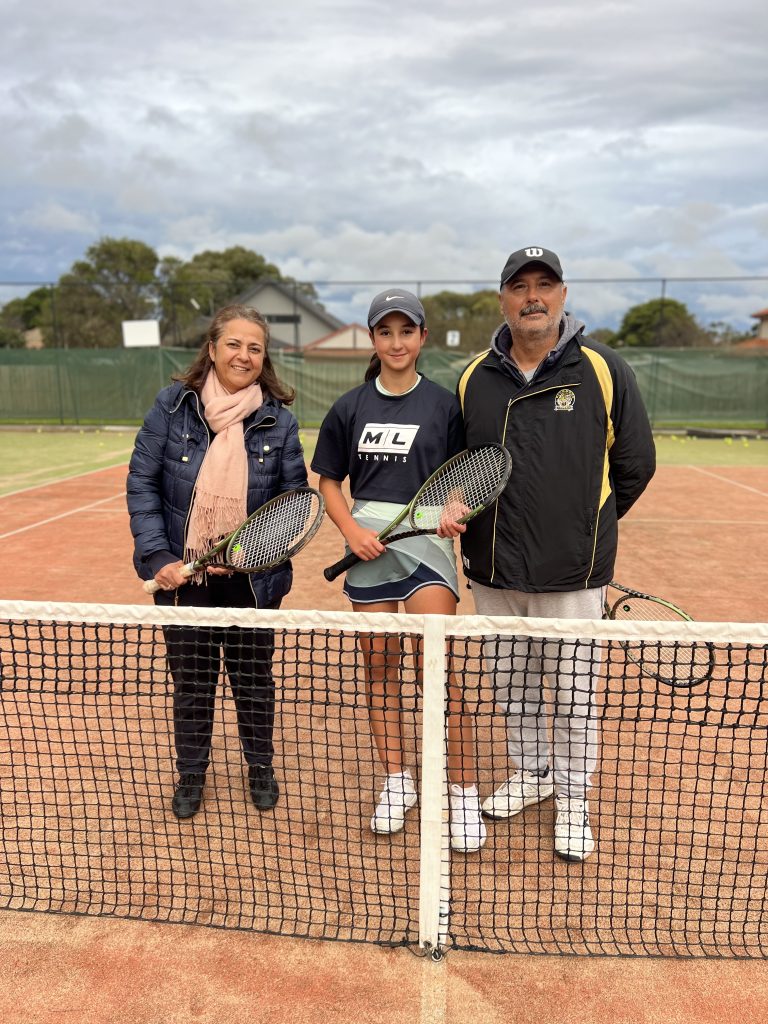 Müsemma Çilek- Yine turnuvalar var. Yine Victoria takımına seçildim. Bu kez 13 yaş altı. 12 yaşında olduğum için seçilme şansım pek yoktu, ama tekniğimden ve geçen sene kazandığımdan dolayı seçmiş olabilirler. 