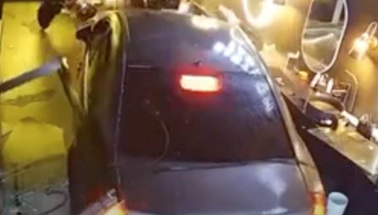 ARAÇ BERBER DÜKKANINA GİRDİ Video haber