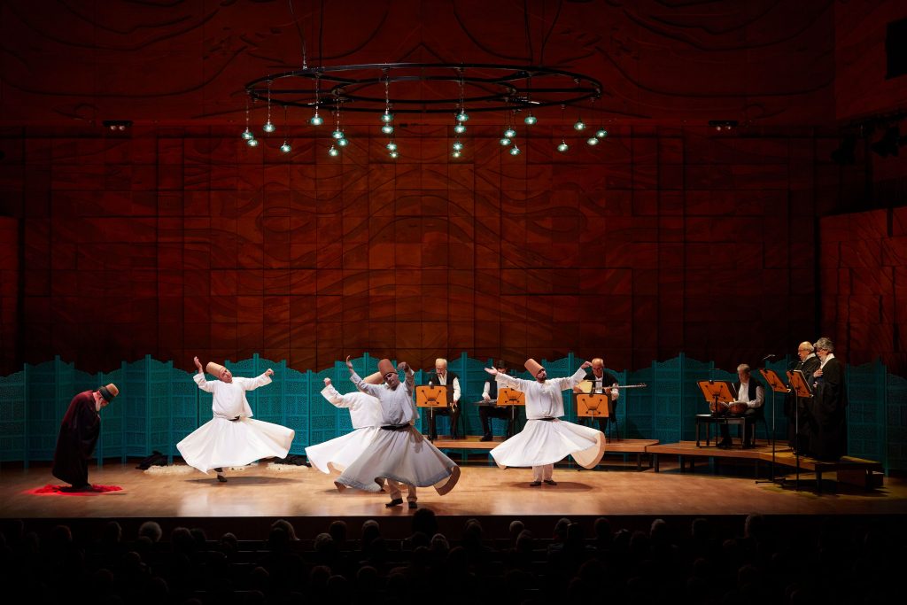 Konya Osmanlı Barok Sufi Mevlevi Tarikatı Semazenleri Avustralya Brandenburg Orkestrası eşliğinde sema göstersi düzenledi. 