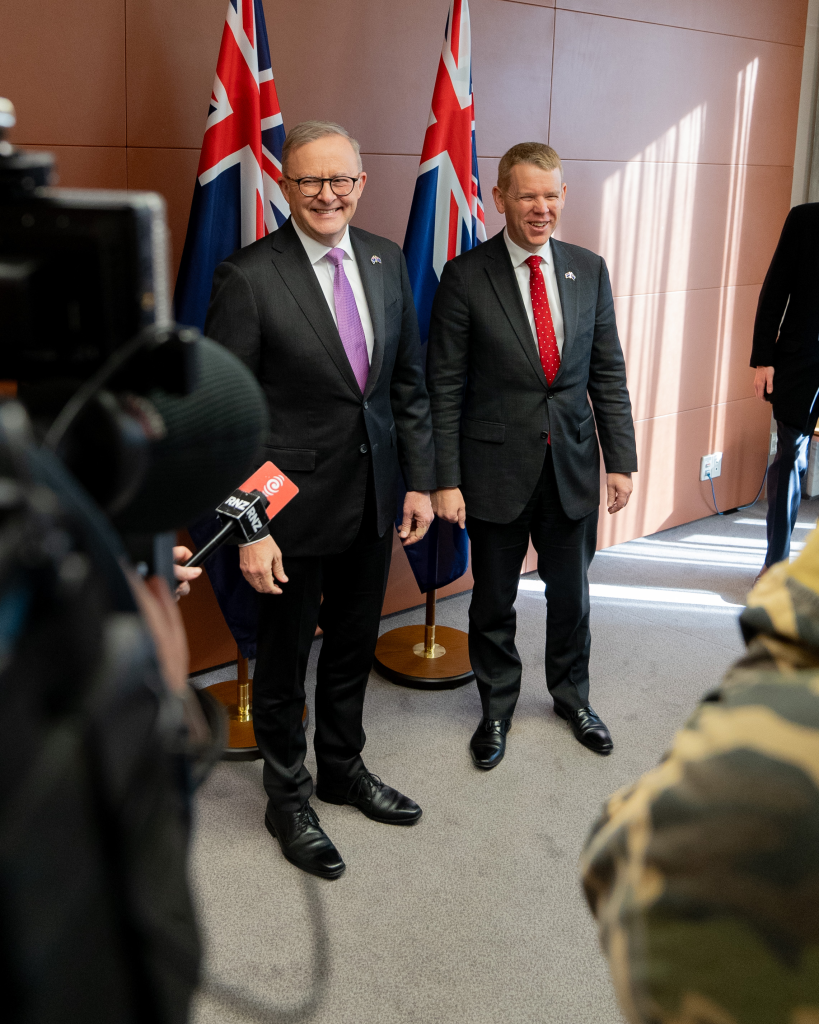 Albanese, Yeni Zelanda Başkanı Chris Hipkins ile birlikte.