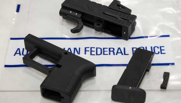 ÖĞRETMEN OKULA 3D  SİLAH GÖTÜRDÜ