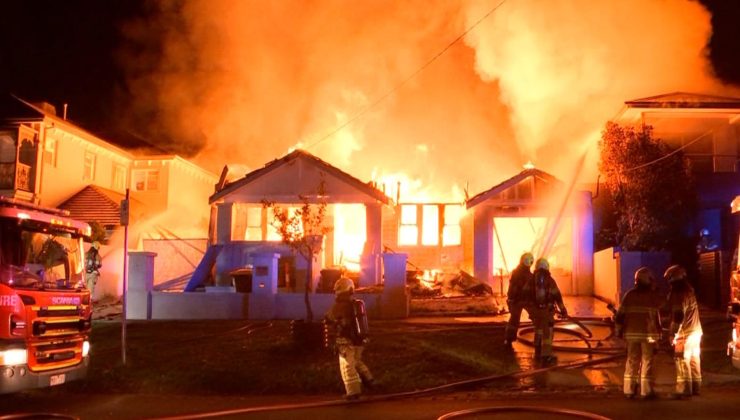 Melbourne’da İki Katlı Ev Yangında Kül Oldu