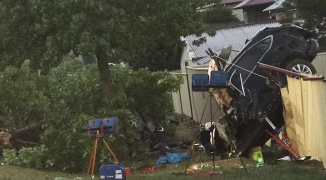 Sydney’de Çalıntı araç ikiye bölündü