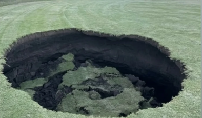 Spor sahasında dev obruk oluştu.