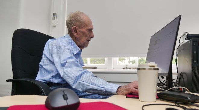 102 Yaşında Sydney’de Teknoloji Öğretiyor