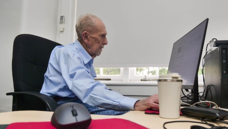 102 Yaşında Sydney’de Teknoloji Öğretiyor